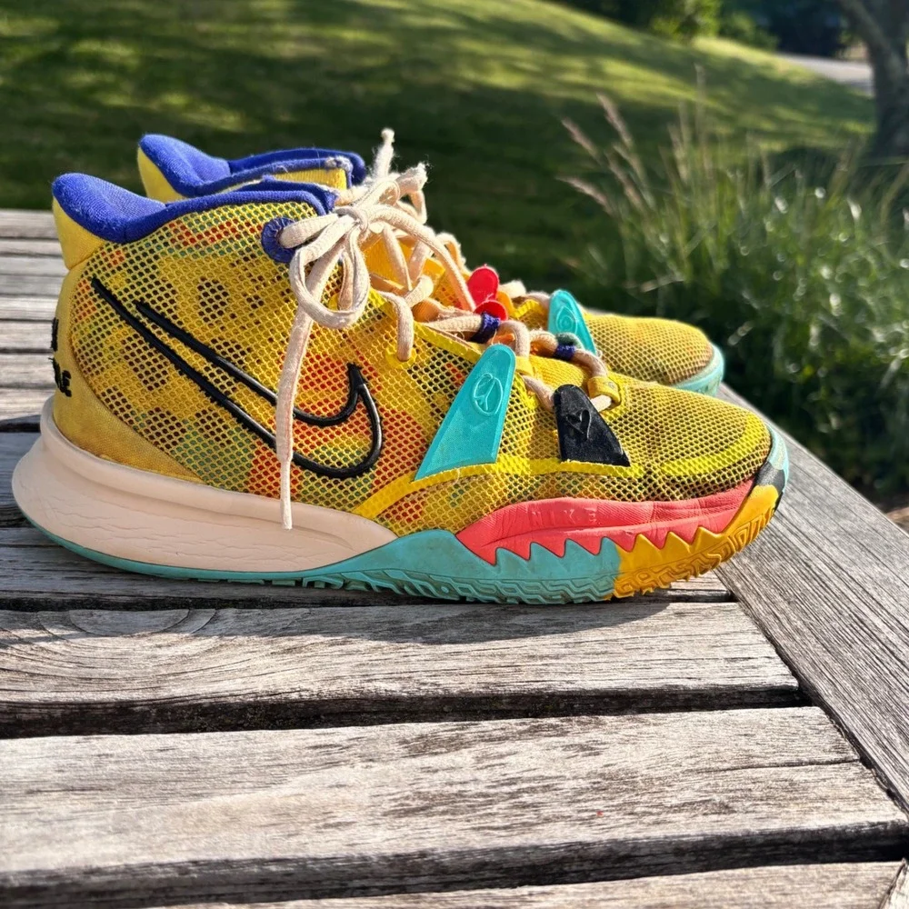Streetwear Basketball Sneakers Nike Kyrie 7 1 World 1 People 4.5Y Yellow Mesh